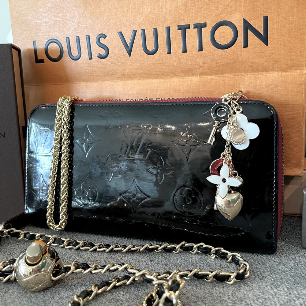❌SOLD❌ ZIPPY LOUIS VUITTON WALLET ON CHAIN